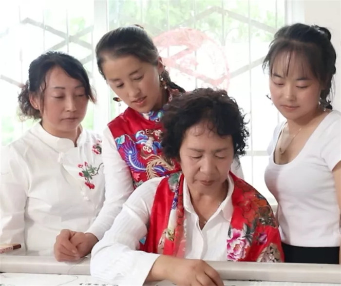 【甘肅勞務品牌SHOW】“慶陽香包繡女” 用針尖尖上的藝術 帶動就業創業實現增收